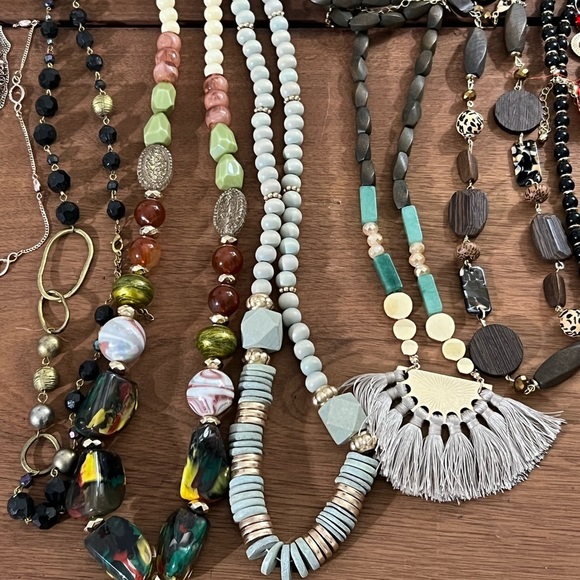 LOT of 9 Gold Mixed Metal and Bead Necklaces short and long - Picture 4 of 7